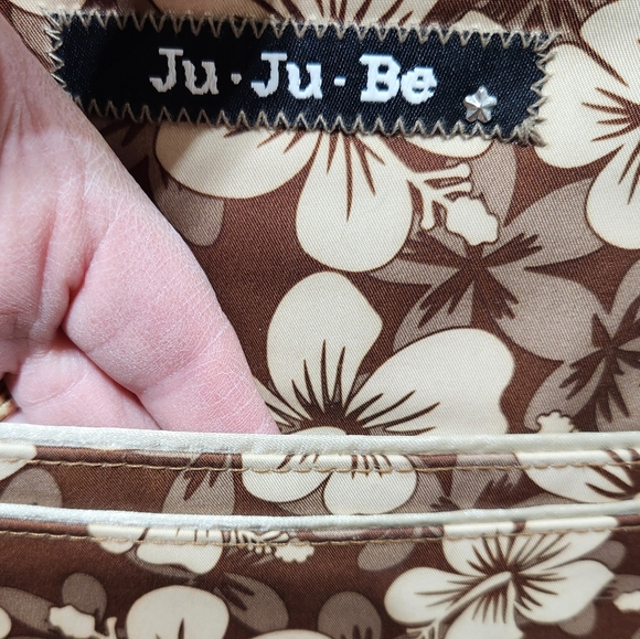 JU-JU-BE Oversized Neutral Hibiscus Print Diaper Bag with Shoulder Strap - Picture 8 of 16